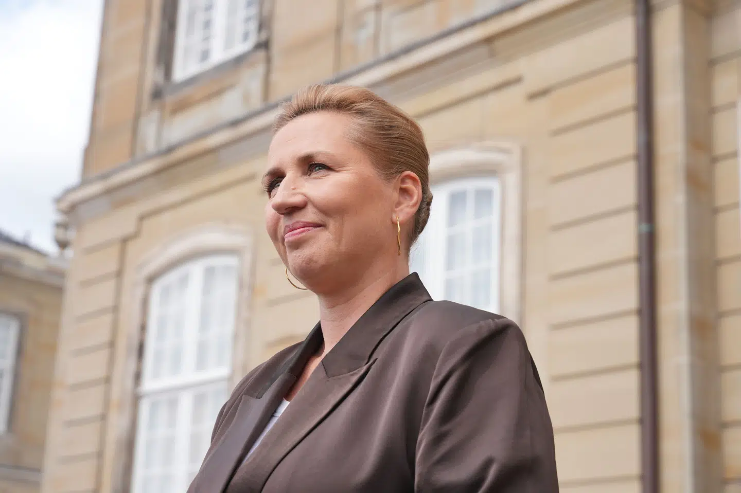 Fungerende statsminister Mette Frederiksen (S) skal igen stå i spidsen for forhandlingerne om at danne en ny regering. Det siger hun lørdag, efter at hun har været til møde hos kongen.