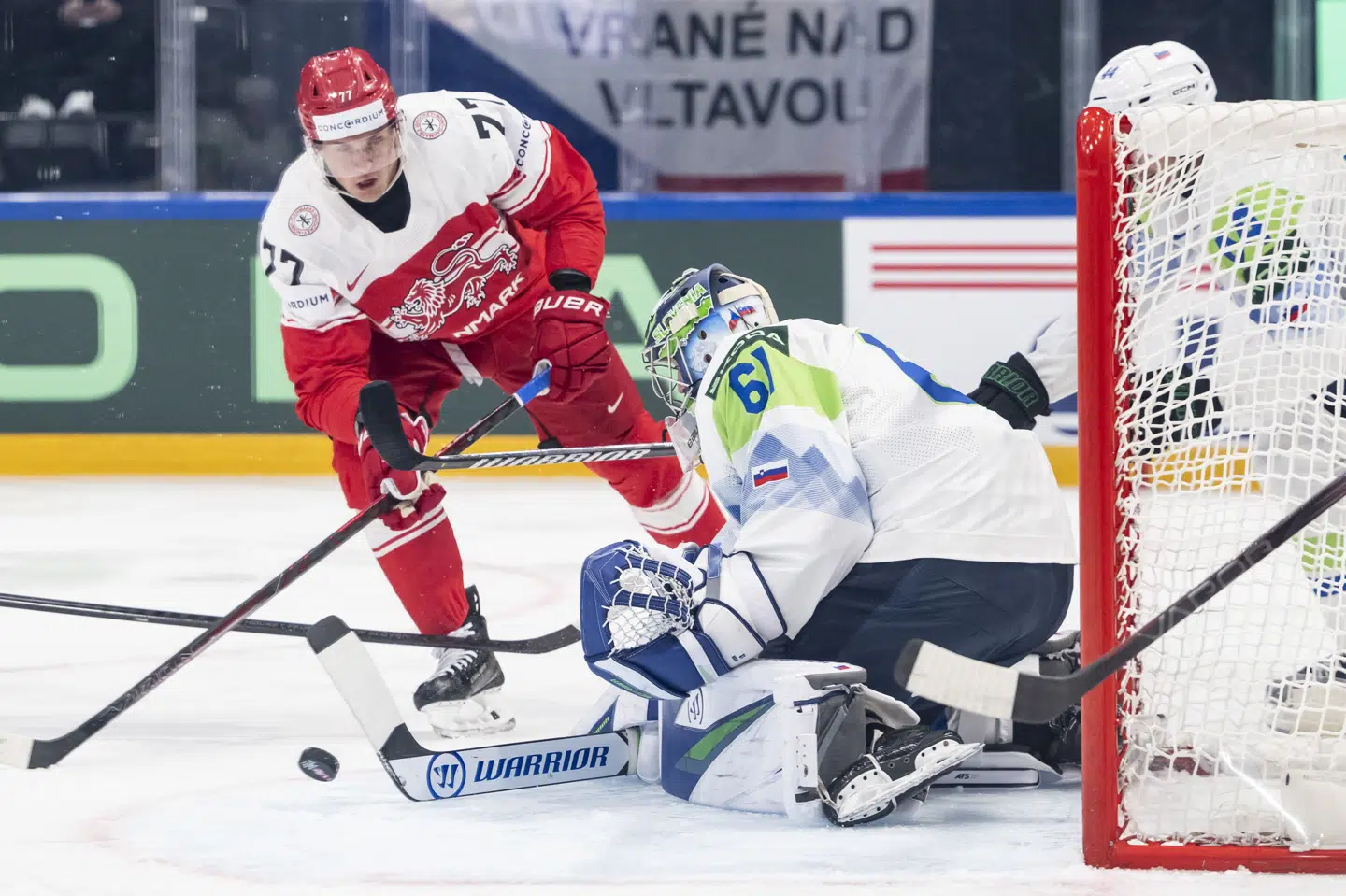 Det danske ishockeylandshold hentede lørdag sine første point ved VM i Schweiz.