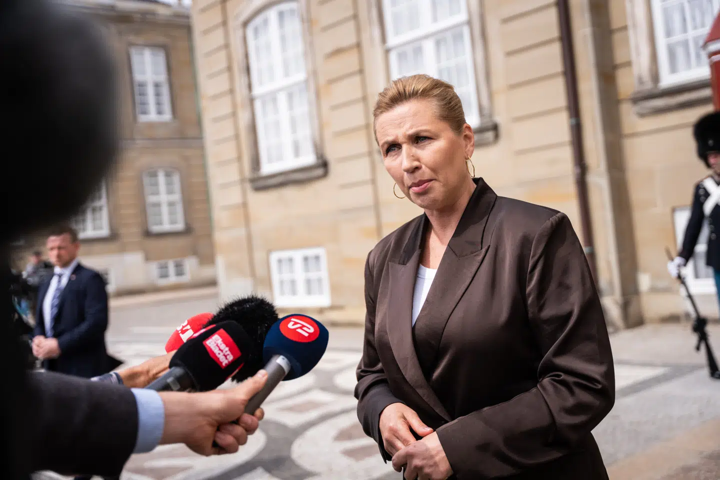 Mette Frederiksen (S) er tilbage som kongelig undersøger, og regeringsforhandlingerne fortsætter hele pinsen.