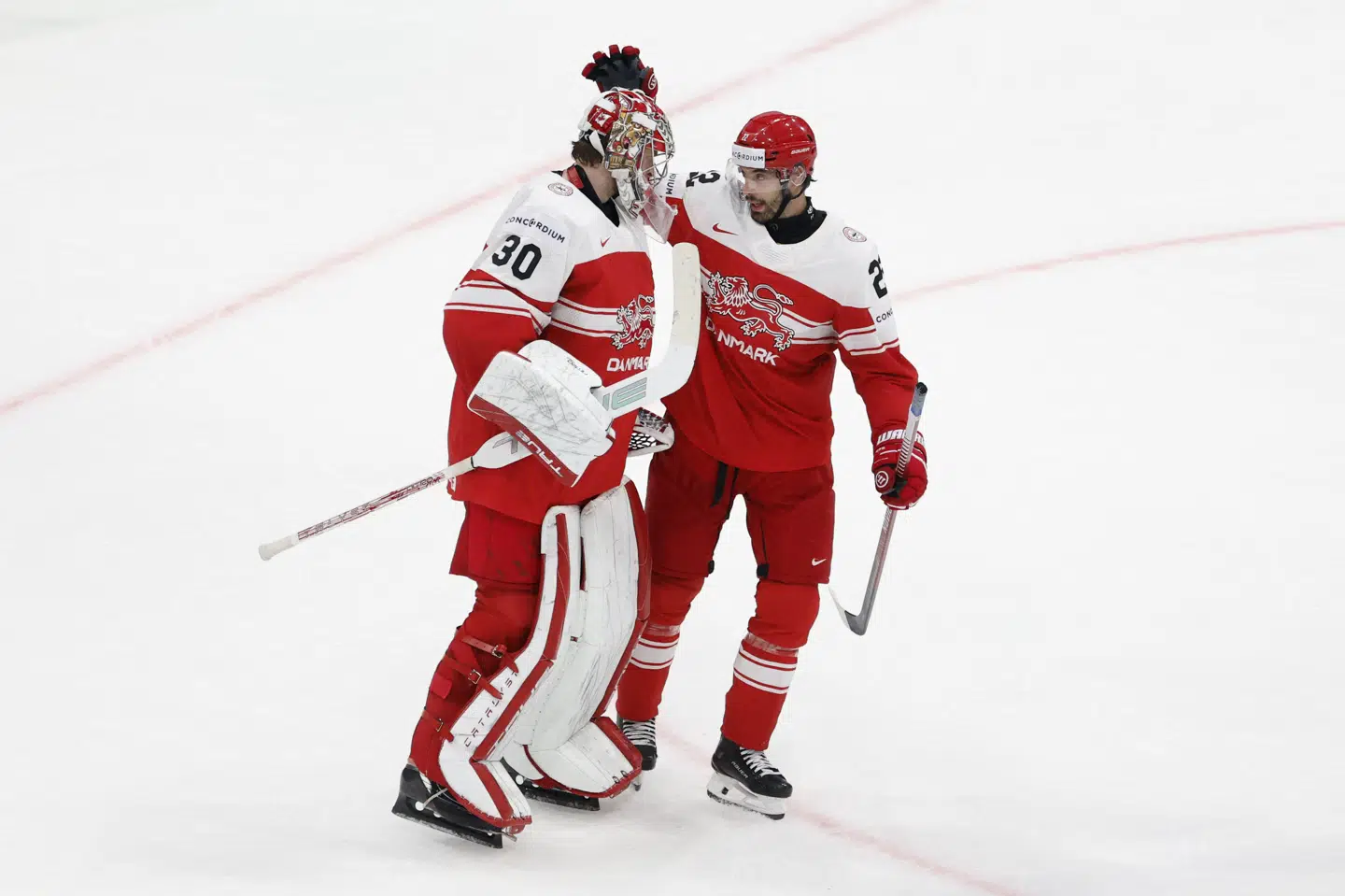 For første gang siden 2022 holdt ishockeylandsholdet målet rent i en VM-kamp, og rutinerede Markus Lauridsen kunne lykønske den stærkt spillende målmand Mads Søgaard med bedriften.