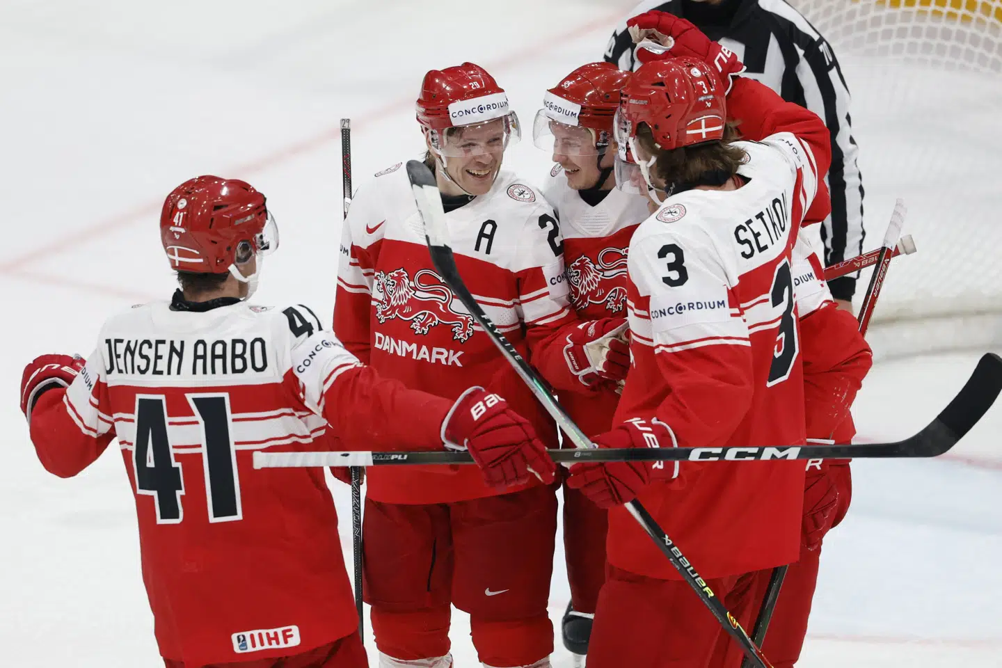 Danmark knækkede endegyldigt Slovenien med to mål i slutfasen. Her fejrer spillerne Patrick Russells scoring til 3-0.