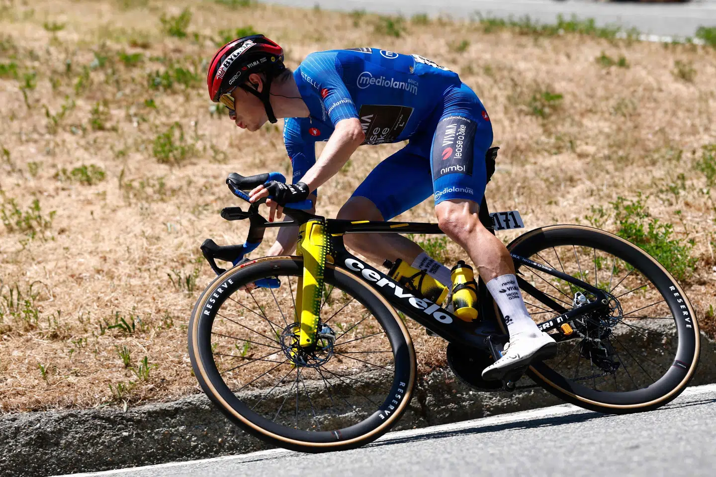 Jonas Vingegaard kontrollerede lørdagens etape i Giroen fra start til slut og snuppede sin tredje etapesejr i løbet.