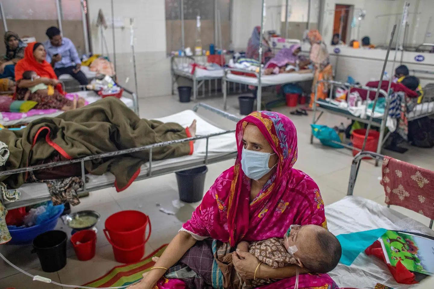 En kvinde holder et barn, der er smittet med mæslinger, på et hospital i Dhaka i Bangladesh. Landet er ramt af det dødeligste udbrud af sygdommen i årtier. (Arkivfoto)