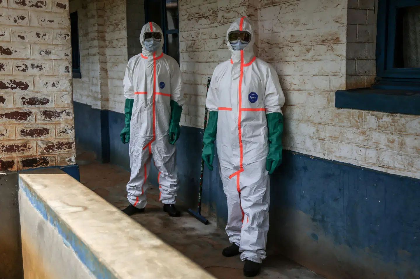 Sundhedsarbejdere i beskyttelsesudstyr arbejder lørdag på at desinficere den isolationsafdeling på et hospital i byen Mongbwalu i DR Congo, hvor ebola-patienter anbringes.