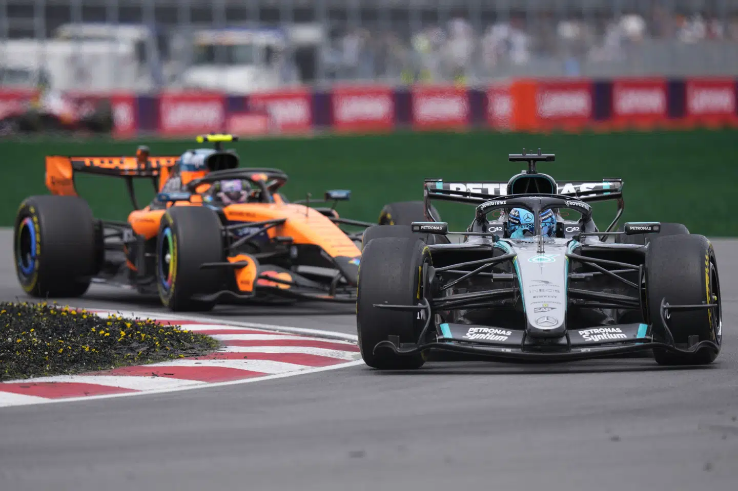 George Russell tog sejren i sprintløbet foran Lando Norris.