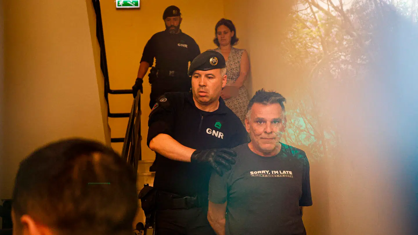 Marc B til højre bliver af portugisisk politi eskorteret til retten i Portugal. De er begge sigtet for at have efterladt to børn ved en landevej.
