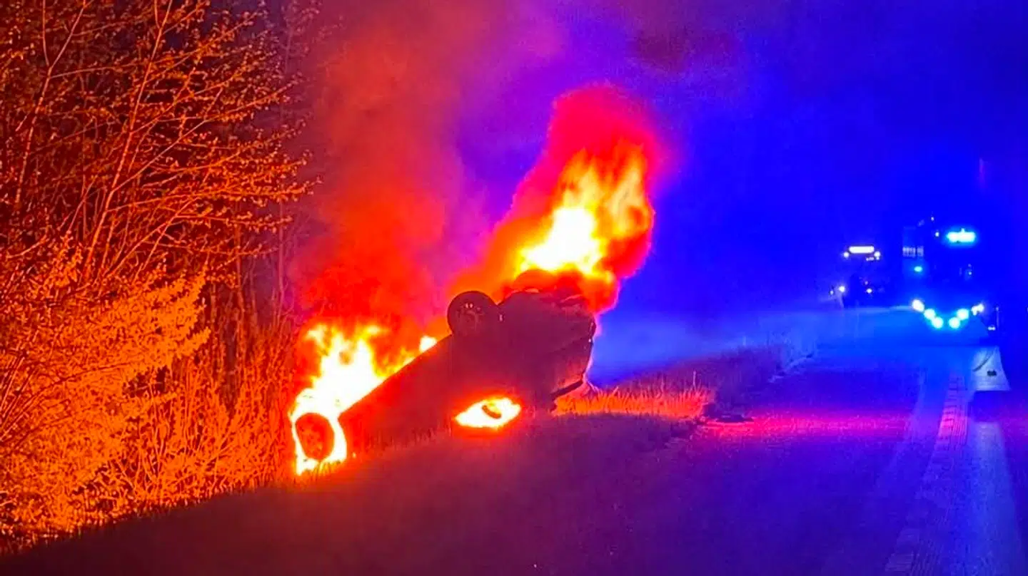 Der gik kun få sekunder, efter Frederik havde fået lillebror Nikolai ud af bilen, før den for alvor brød i brand.