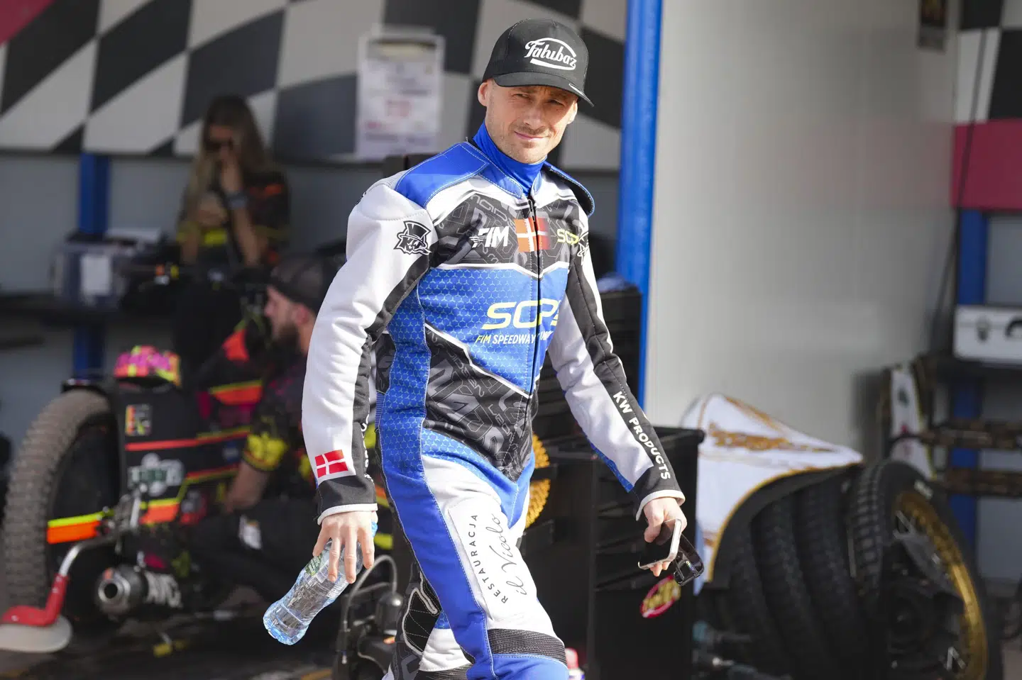Leon Madsen skrabede næstflest point sammen af alle i de indledende heat og tog dermed en af de to direkte pladser i finalen. Her gav han alle, inklusiv landsmanden Michael Jepsen Jensen, baghjul. (Arkivfoto).