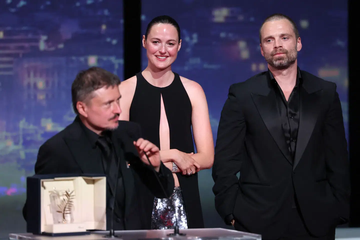Den rumænske instruktør og producer Cristian Mungiu holder takketale i Cannes lørdag aften, mens de to hovedrolleindehavere - norske Renate Reinsve og rumænsk-amerikanske Sebastian Stan - er med ham på podiet for at modtage den prestigefyldte filmpris.