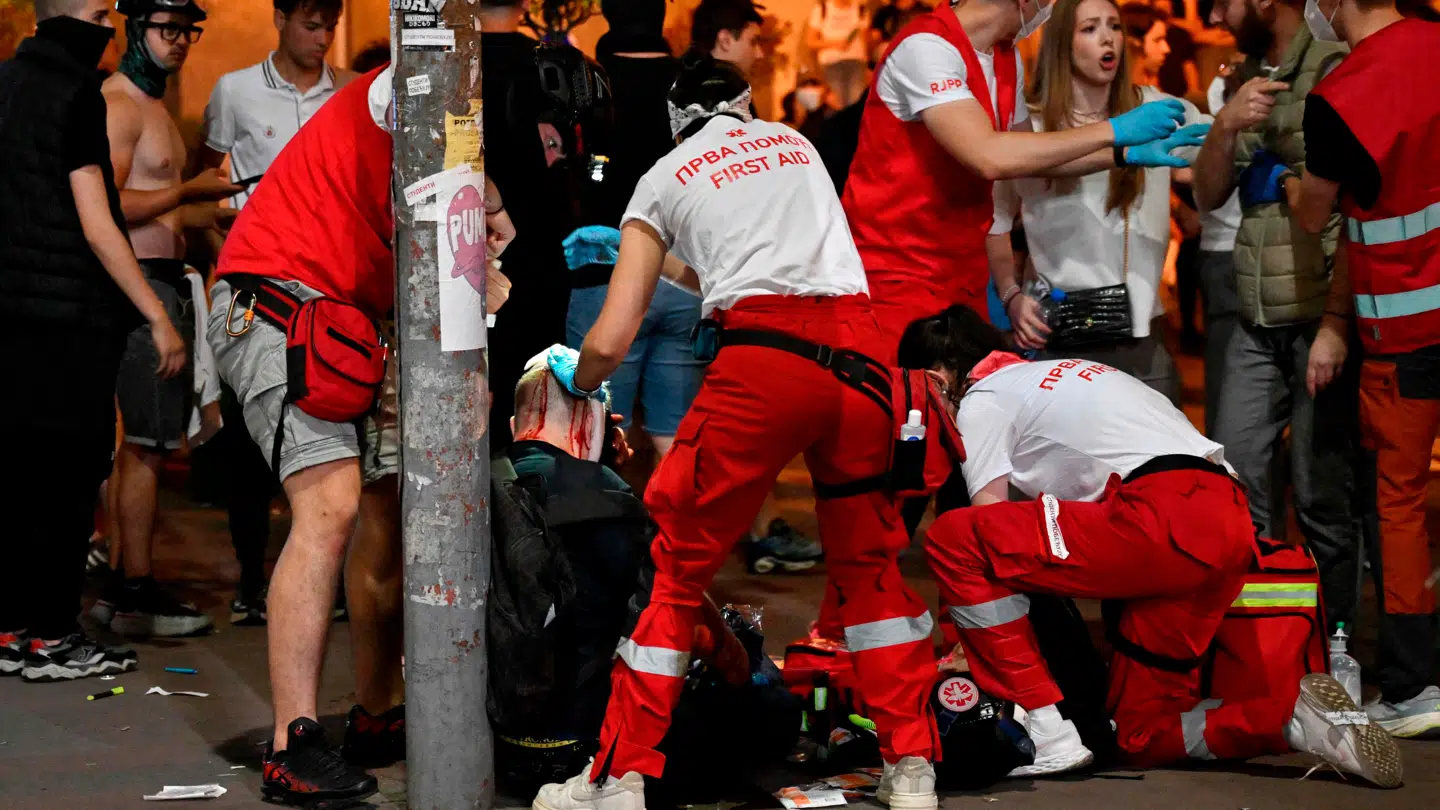 Her ses en demonstrant få behandling for sine skader under optøjerne.