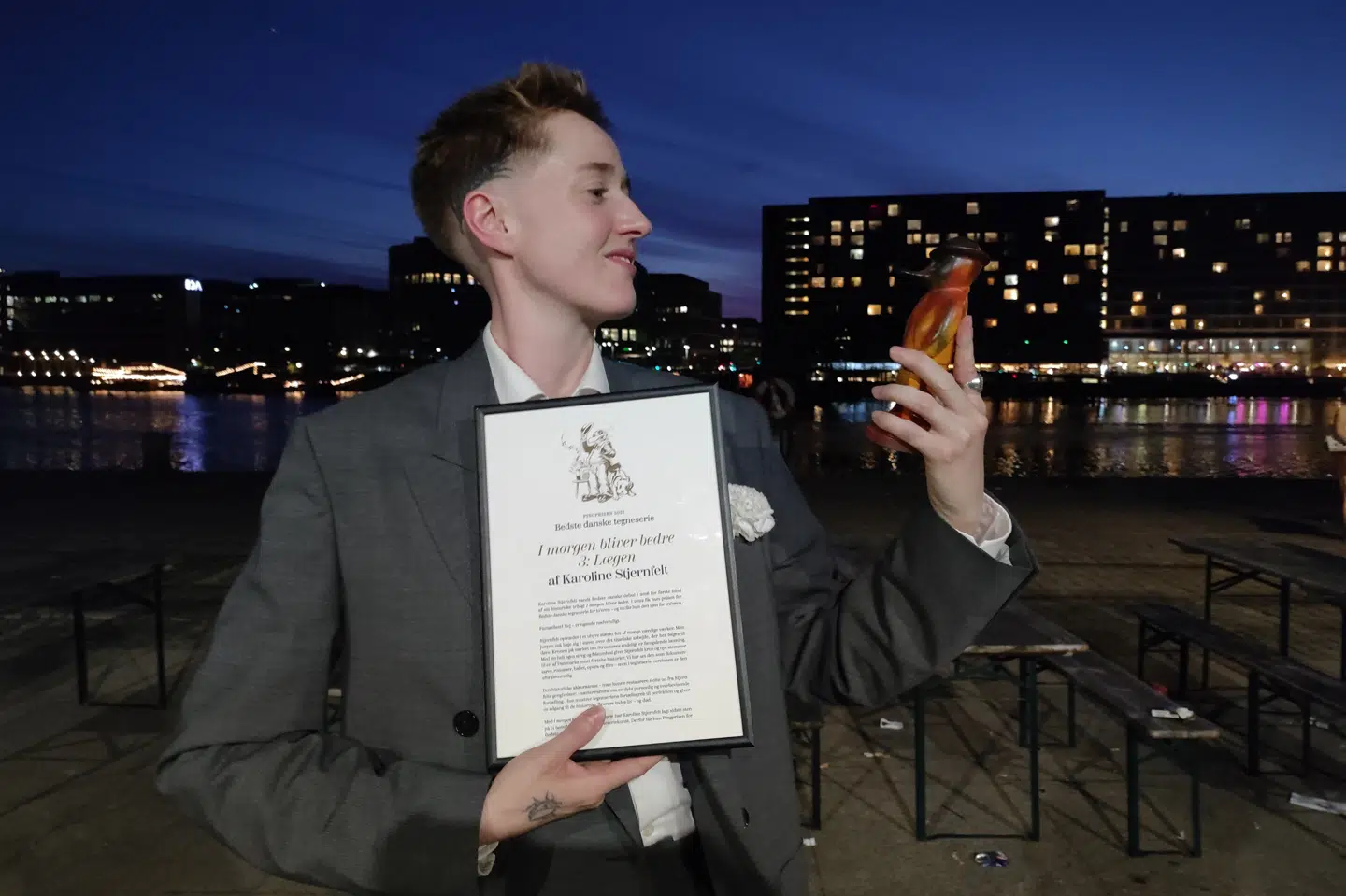 Tegner og forfatter Karoline Stjernfelt modtog lørdag aften hovedprisen ved årets Pingprisen. I alt syv priser blev delt ud. Alle modtog en statuette af Storm P.-figuren Ping. (PR-foto).