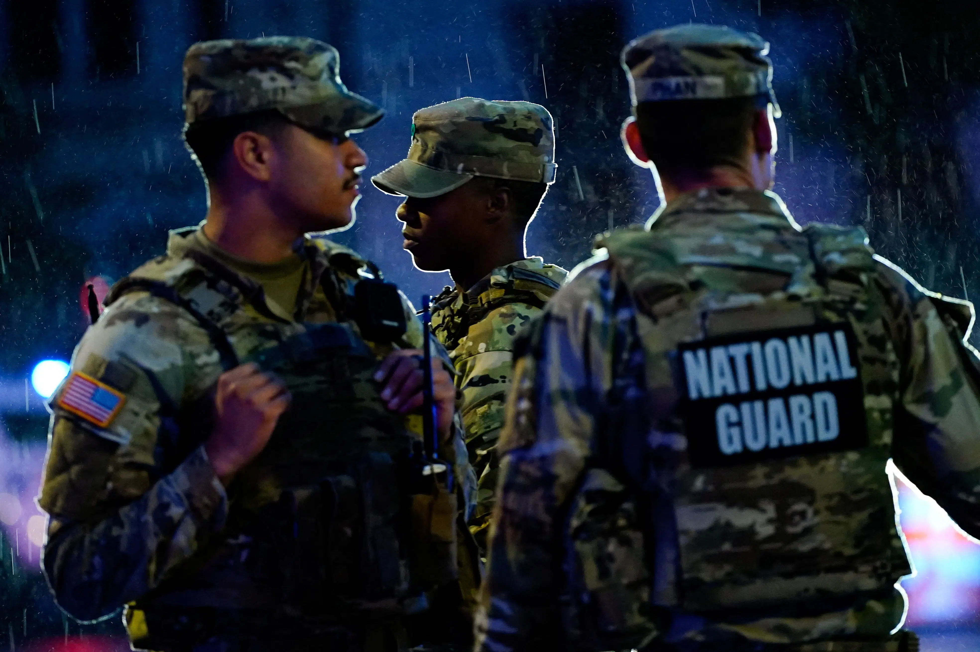 Mistænkt bag skud nær Det Hvide Hus er død på hospital
