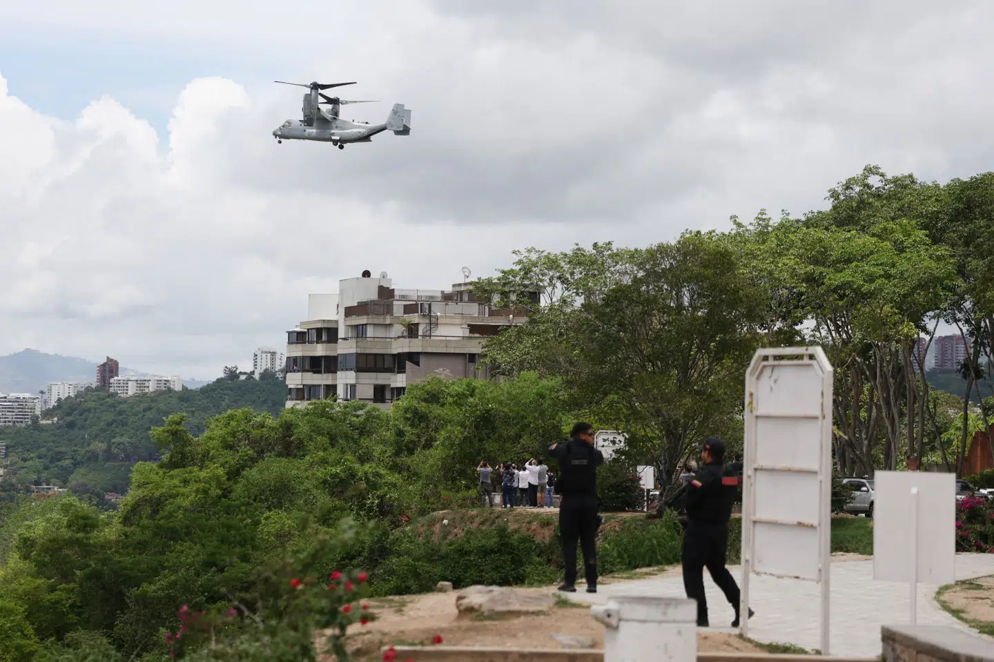 Amerikansk luftfartøj ses nærme sig USA's ambassade i Caracas under øvelse lørdag.