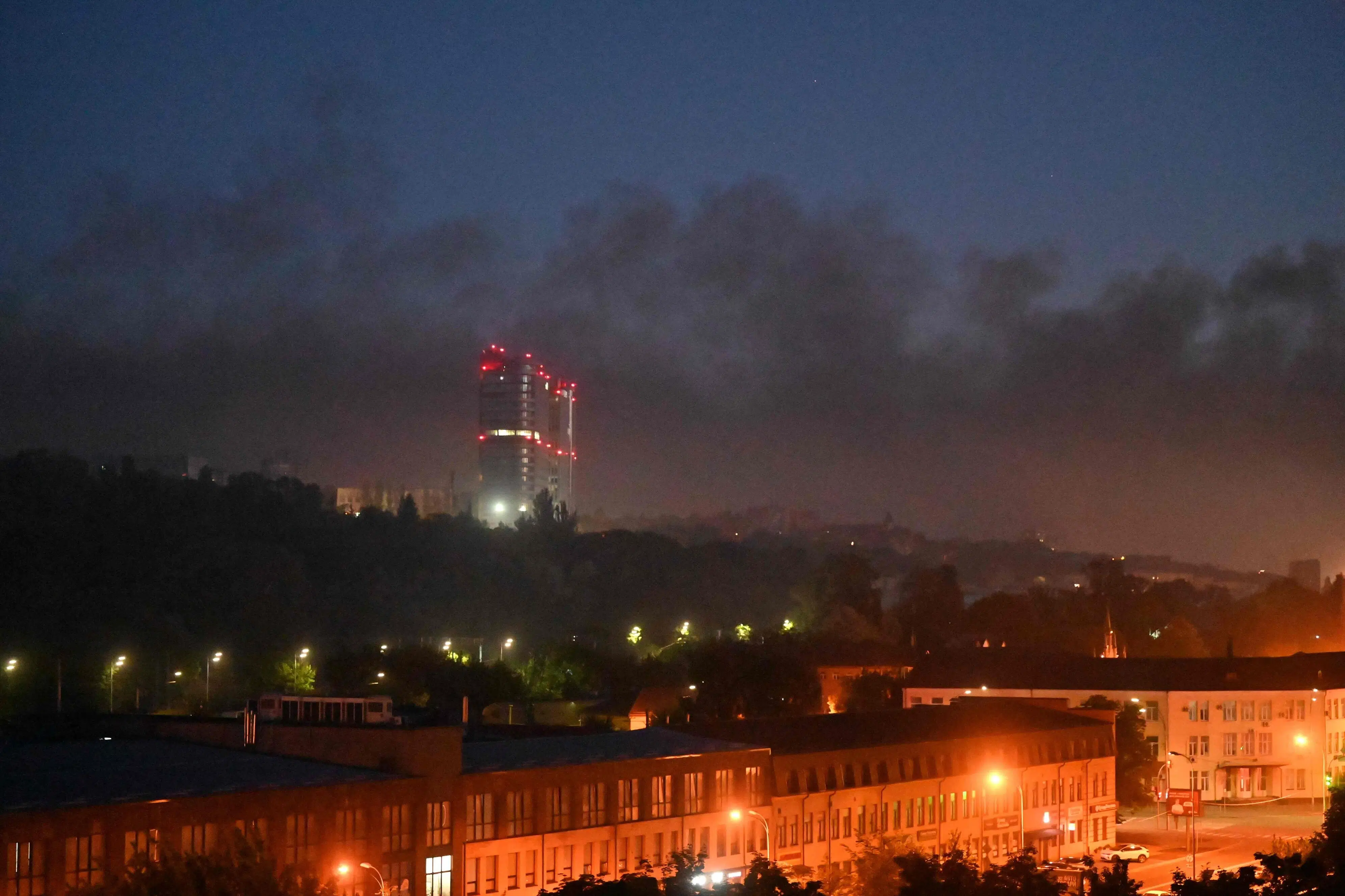 Mindst en person meldes dræbt efter missilangreb i Kyiv