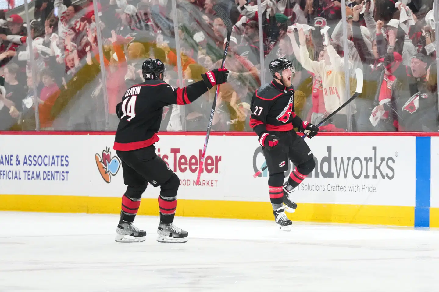 Nikolaj Ehlers (th.) lader sig hylde af både holdkammerater og hjemmepublikum efter at have sikret Carolina Hurricanes sejren i overtid.