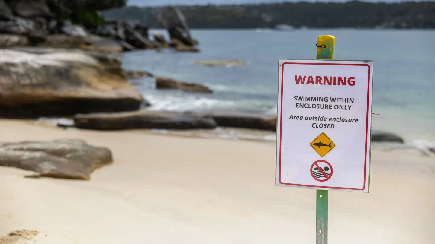De australske myndigheder har taget aktion og lukket flere strande.