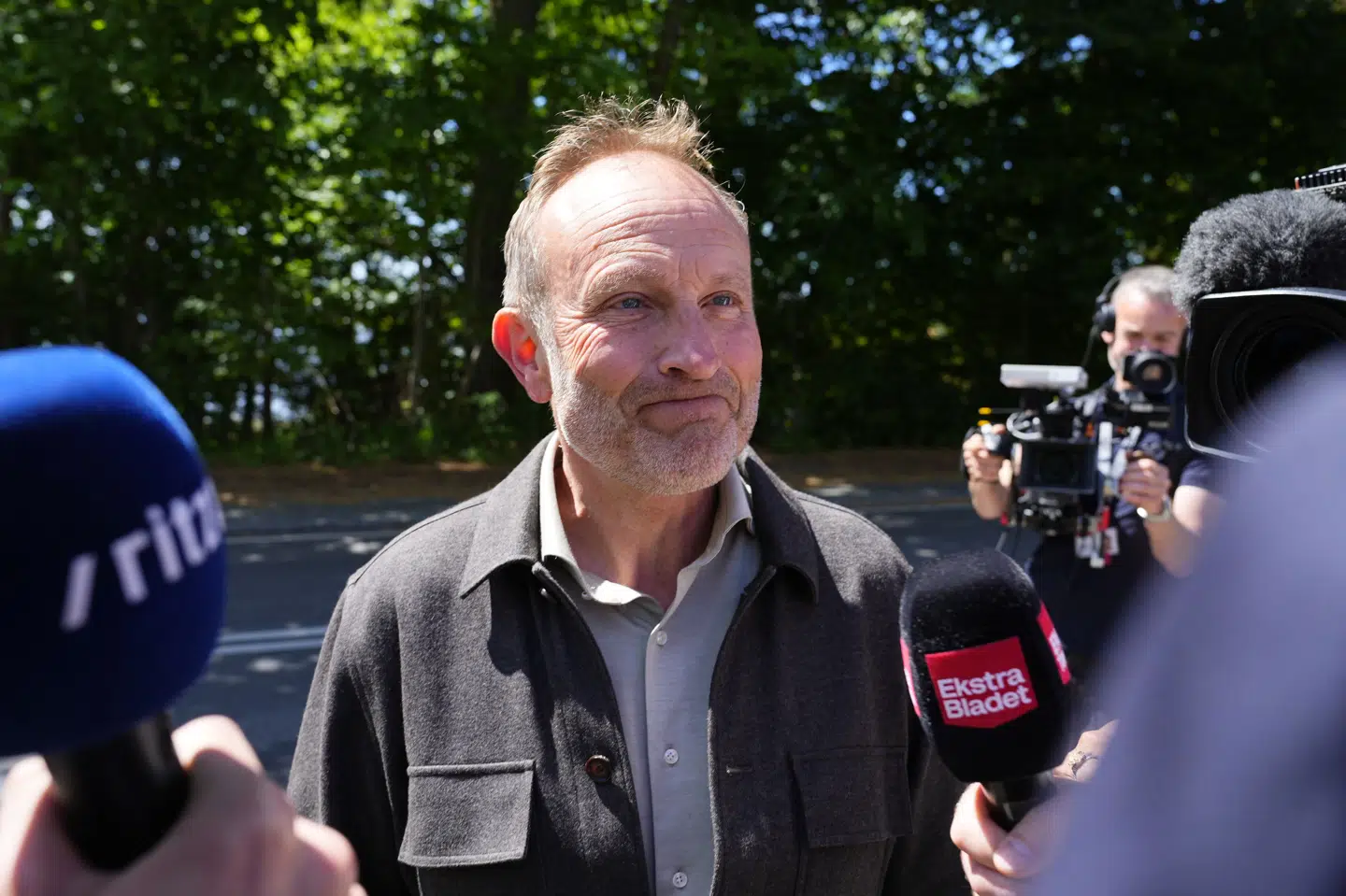Politisk leder Martin Lidegaard (R) ankommer til forhandlinger søndag på Marienborg.