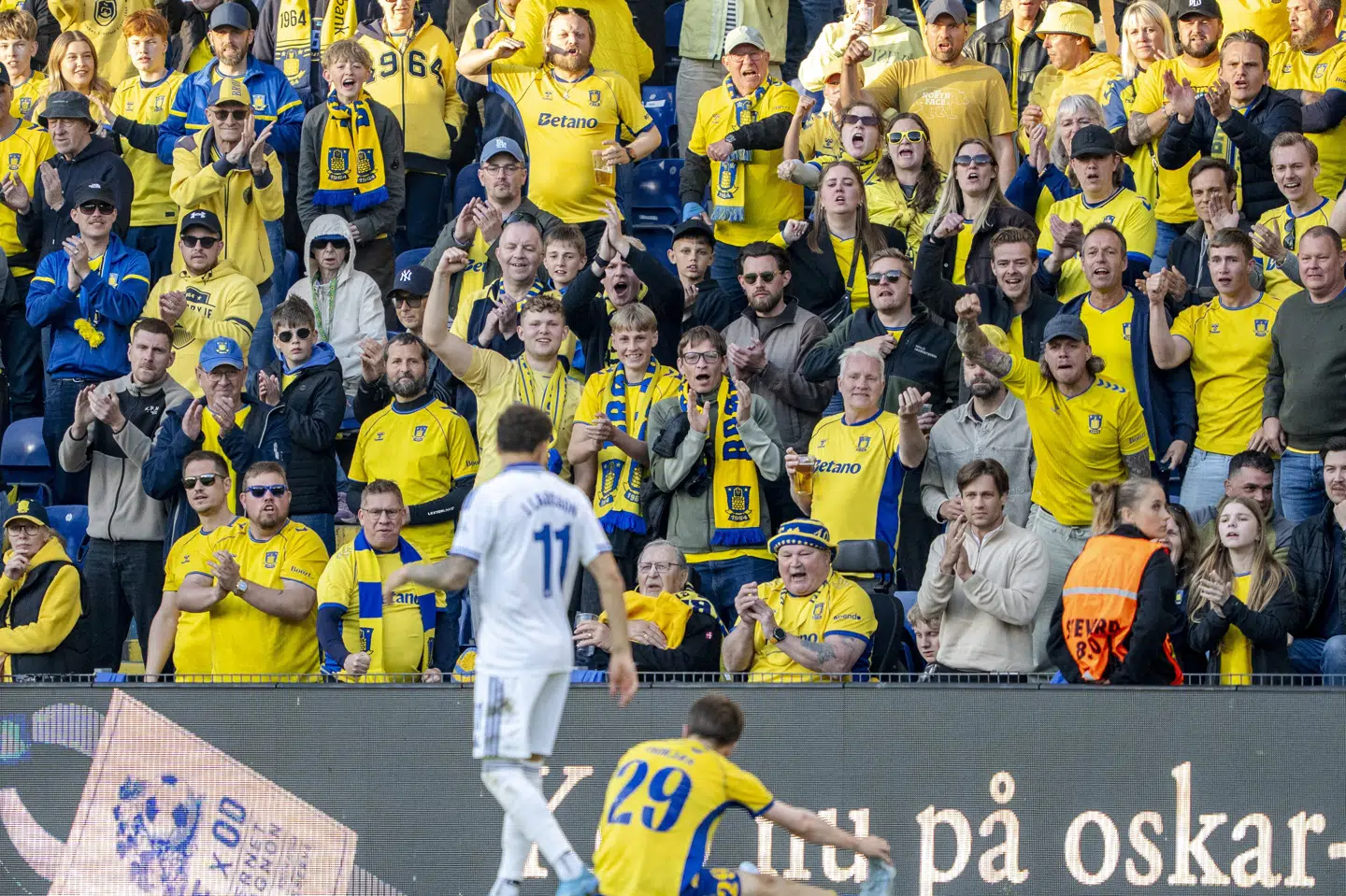 En Brøndby-fan må ikke længere sætte sine ben på Brøndby Stadion efter en sag om grov chikane af FCK-fan i kørestol. Han og to andre efterforskes samtidig af politiet. (Arkivfoto).