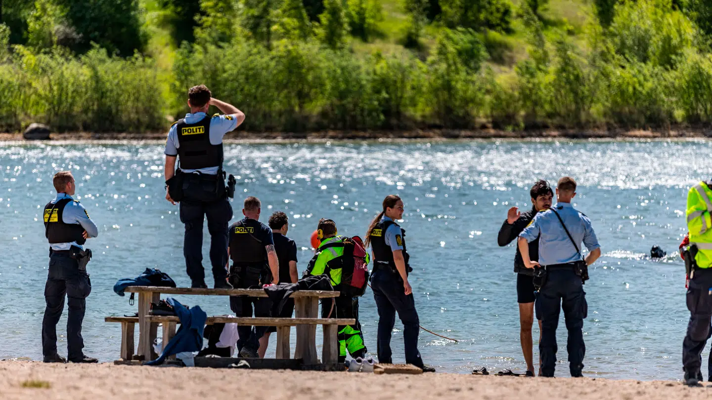 Redningshelikopter i aktion over Himmelsøen ved Roskilde søndag den 24. maj 2026.