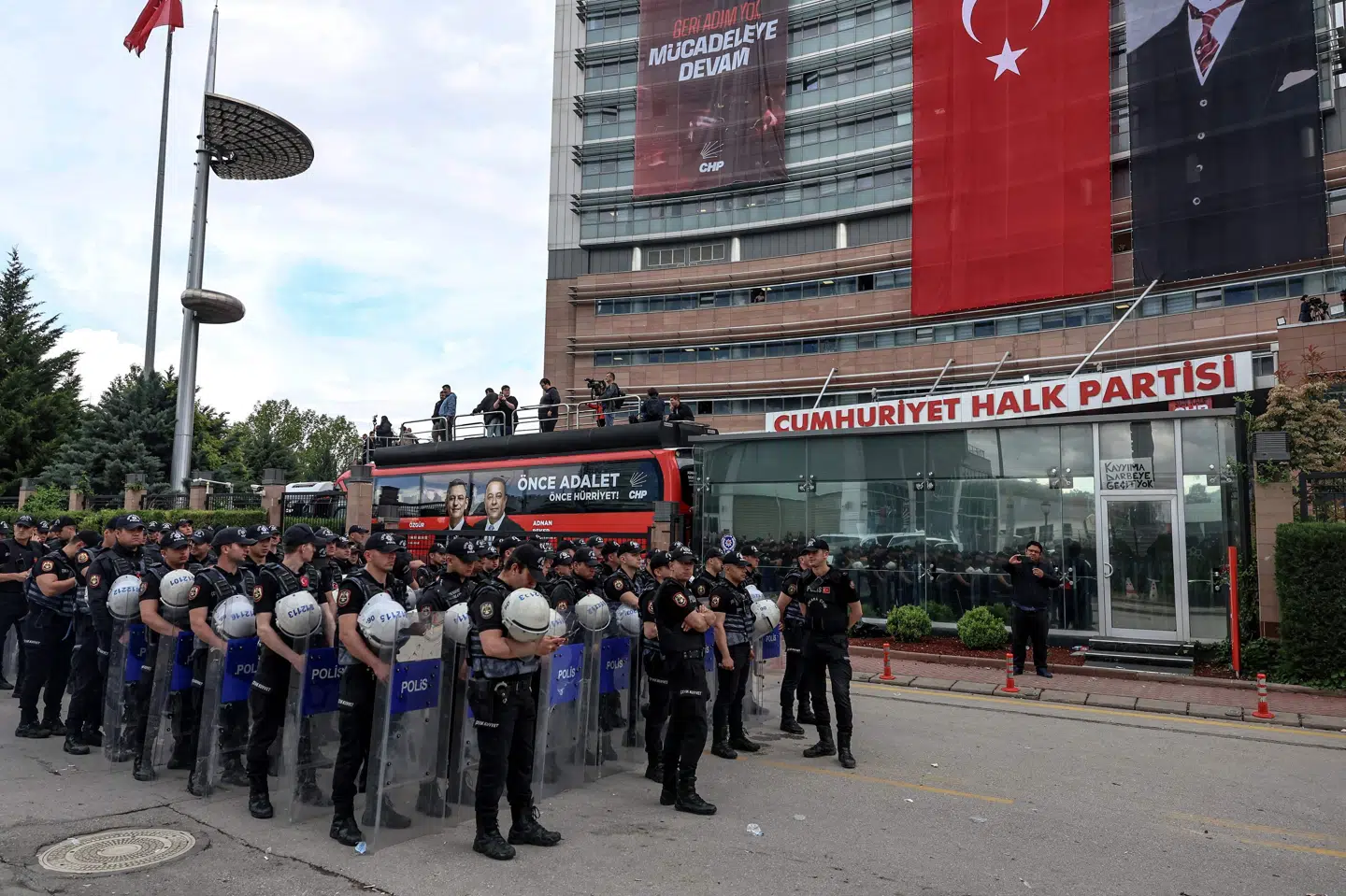 Politi foran CHP-hovedkvarter i Ankara.