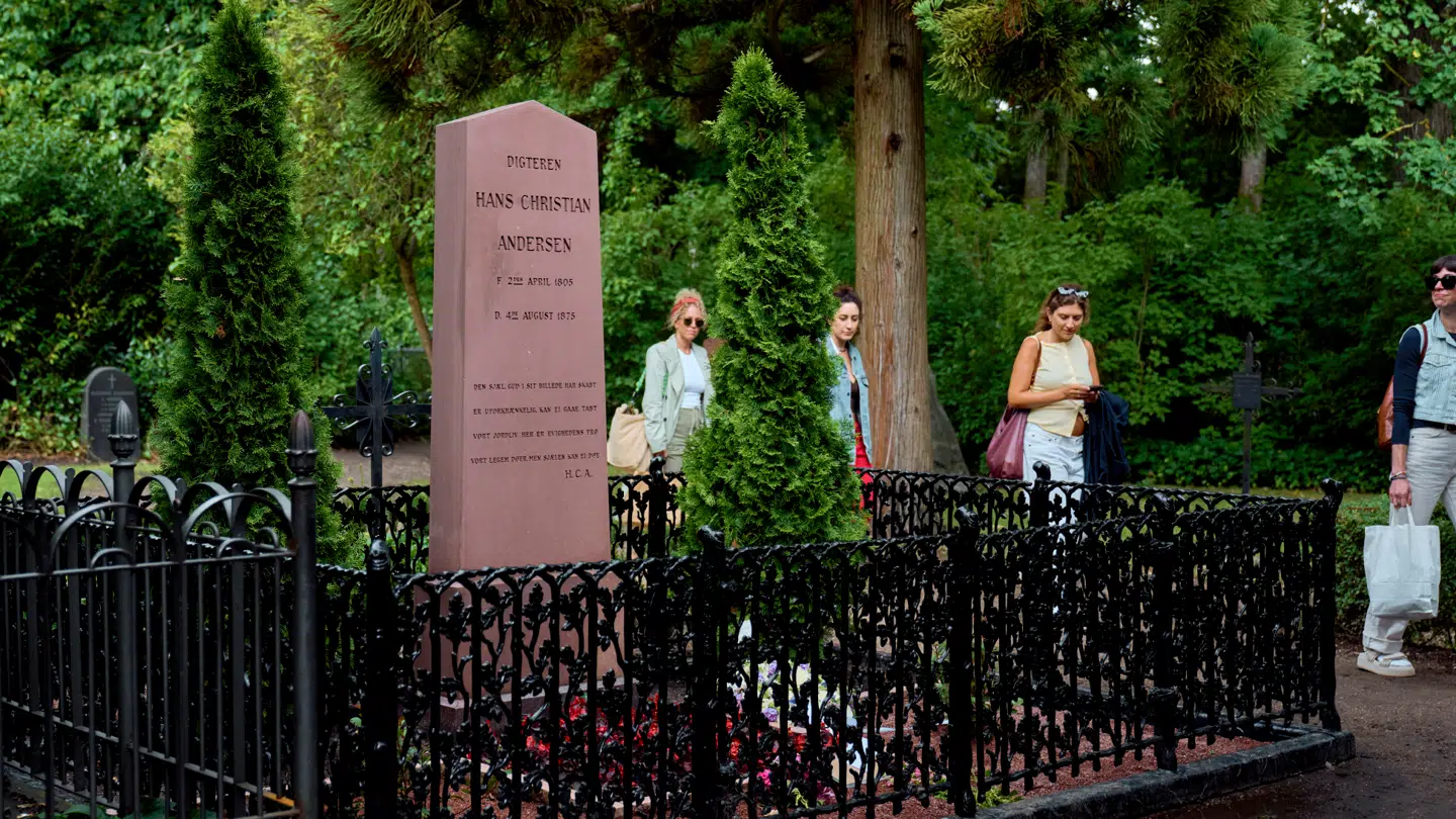 Blandt andre H.C. Andersen har gravsted på Assistens Kirkegård på Nørrebro i København.