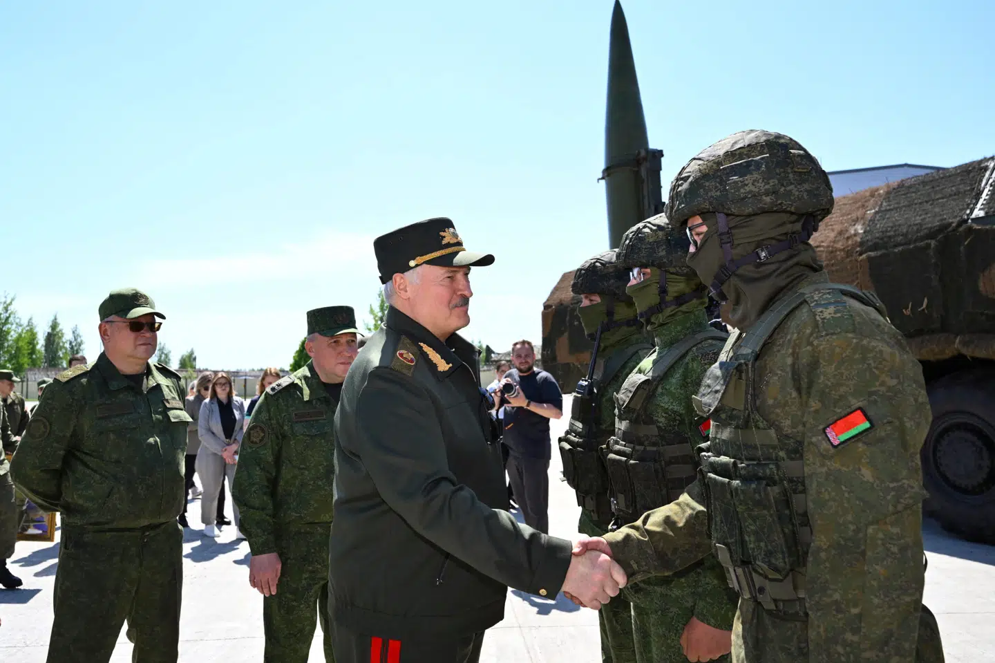 Belarus' præsident, Aleksandr Lukasjenko, hilser på soldater ved siden af en raketrampe, der bruges til at affyre Iskander-missiler. Fotoet er taget torsdag i forbindelse med en fælles russisk og belarusisk militær atomøvelse. (Arkivfoto).