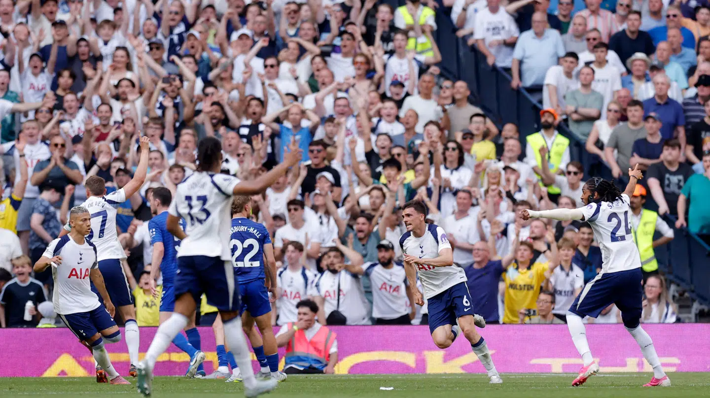 Der var jubel på stadionet, da Tottenham sikrede sig endnu en sæson.