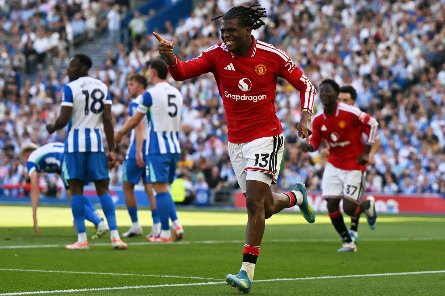 Patrick Dorgu peger hen mod Bruno Fernandes, efter at portugiseren har lagt op til danskeren på Manchester Uniteds første mål mod Brighton.