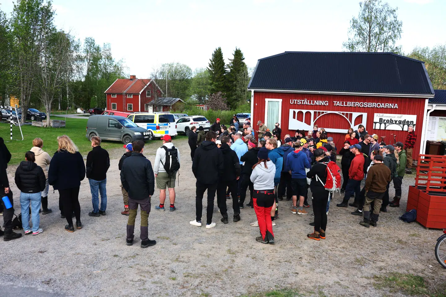 Også mange frivillige leder efter drengen.