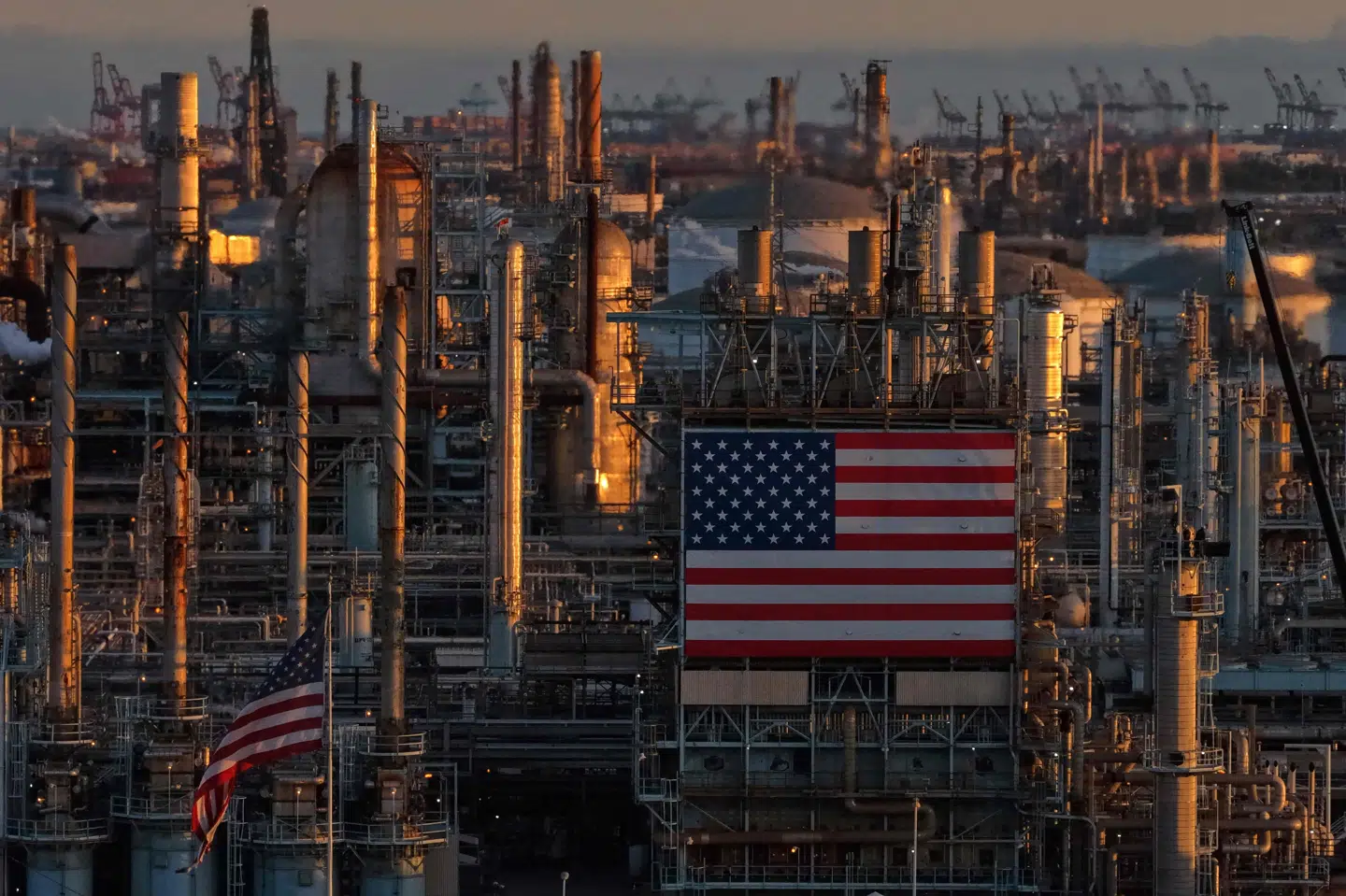 Marathon Petroleum Corps olieraffinaderi i Los Angeles i USA ses på billede fra 2. april. Ifølge analytiker har udsigten til en mulig fredsaftale mellem Iran og USA givet lys for enden af tunnelen og en lettelse i forhold til oliepriserne. (Arkivfoto).