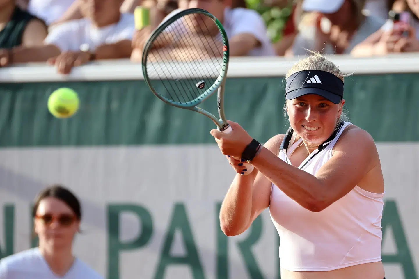 Danske Clara Tauson er ude af French Open efter et nederlag i tre sæt. Hun fortæller Eurosport, at hun mener, at hun spillede pivringe.