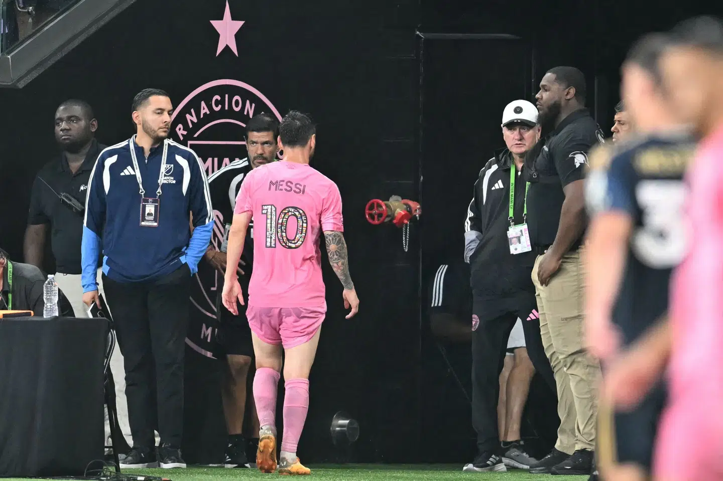 Inter Miamis Lionel Messi forlader banen i Miami efter en MLS-kamp mod Philadelphia.