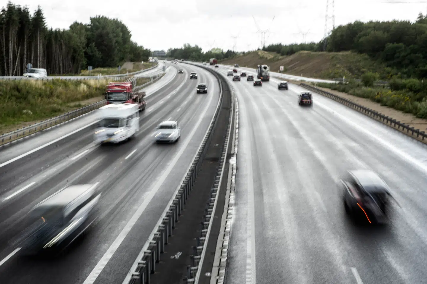 Det er en god idé at sætte ekstra tid af til rejsen, hvis man skal ud på vejene mandag eftermiddag, lyder rådet fra Vejdirektoratets Trafikcenter. (Arkivfoto).