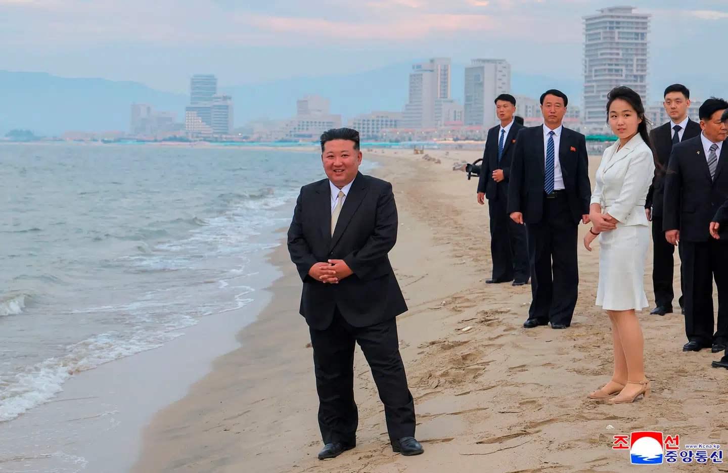 Kim Jong-un og hans regime har et tæt samarbejde med Rusland og Kina. Men indtil for ganske nylig har kun russerne kunnet besøge diktaturets luksuriøse strandområde Wonsan Kalma. Her ses Kim besigtige stranden i 2025 – herunder i selskab med sin datter, Kim Ju-ae.