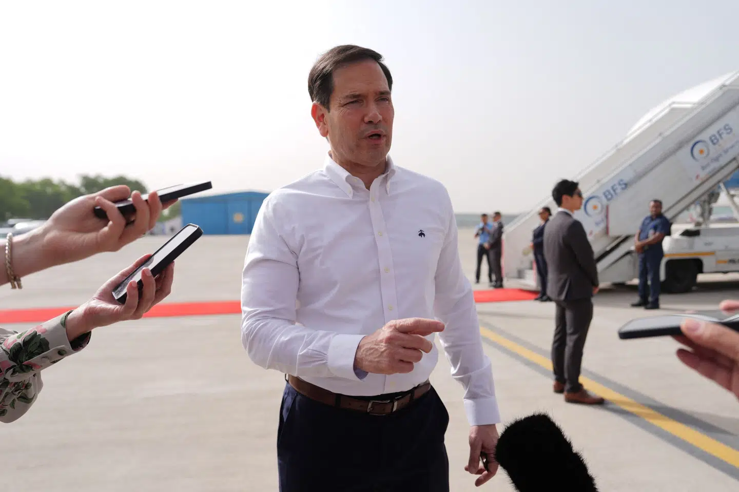 USA's udenrigsminister, Marco Rubio, taler til journalister, før han går om bord på et fly i New Delhi i Indien mandag.