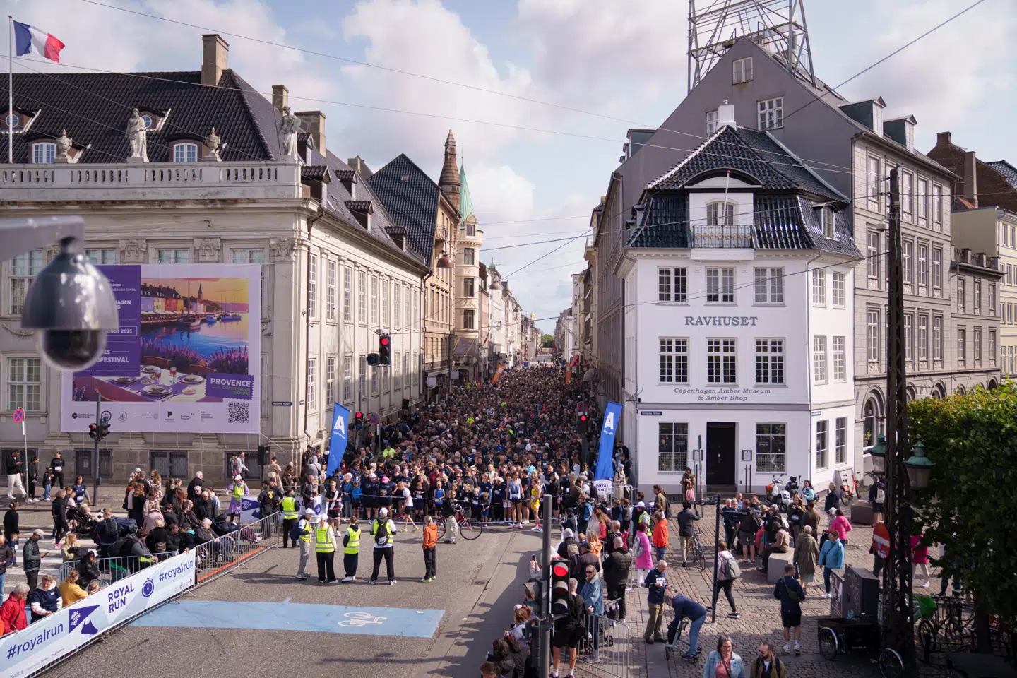 Det er ottende gang, at Royal Run afholdes på tværs af landet. Flere end 112.000 er samlet tilmeldt i de fem værtsbyer, Randers, Ringkøbing, Middelfart, Helsingør og København/Frederiksberg.