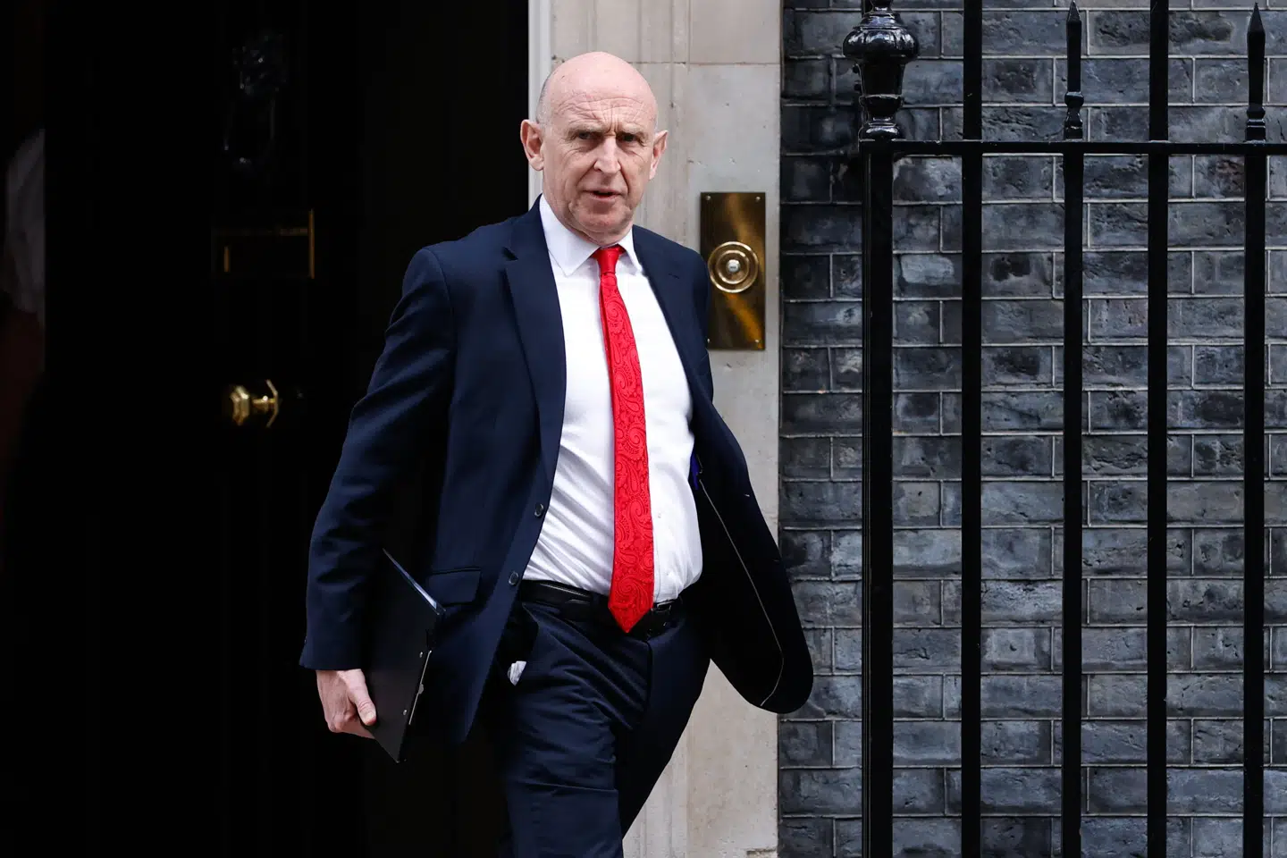 Den britiske forsvarsminister John Healy var på vej hjem efter at have besøgt britiske soldater udstationeret i det sydøstlige Estland, da satellitsignalet på flyet, han var ombord på, gik i stykker.