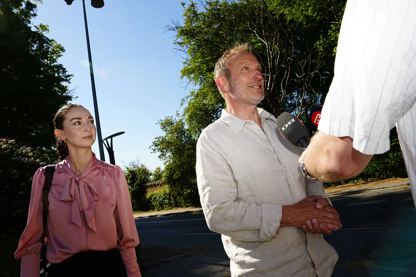 De Radikales politiske leder, Martin Lidegaard, taler med pressen på vej ind på Marienborg mandag til nye regeringsforhandlinger.