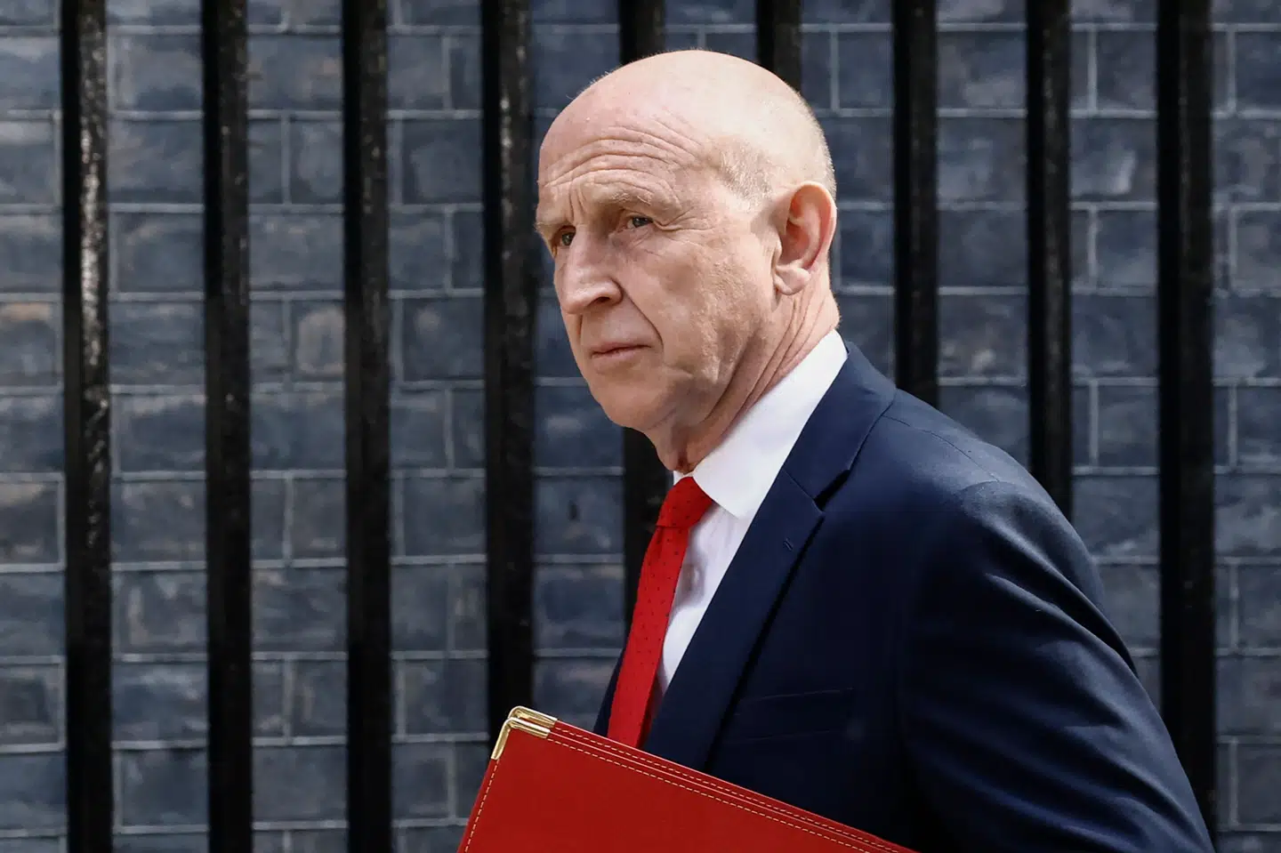 Forsvarsminister John Healey - der var om bord på fly, som blev jammet - ankommer tidligere i maj til Downing Street til regeringsmøde. (Arkivfoto).