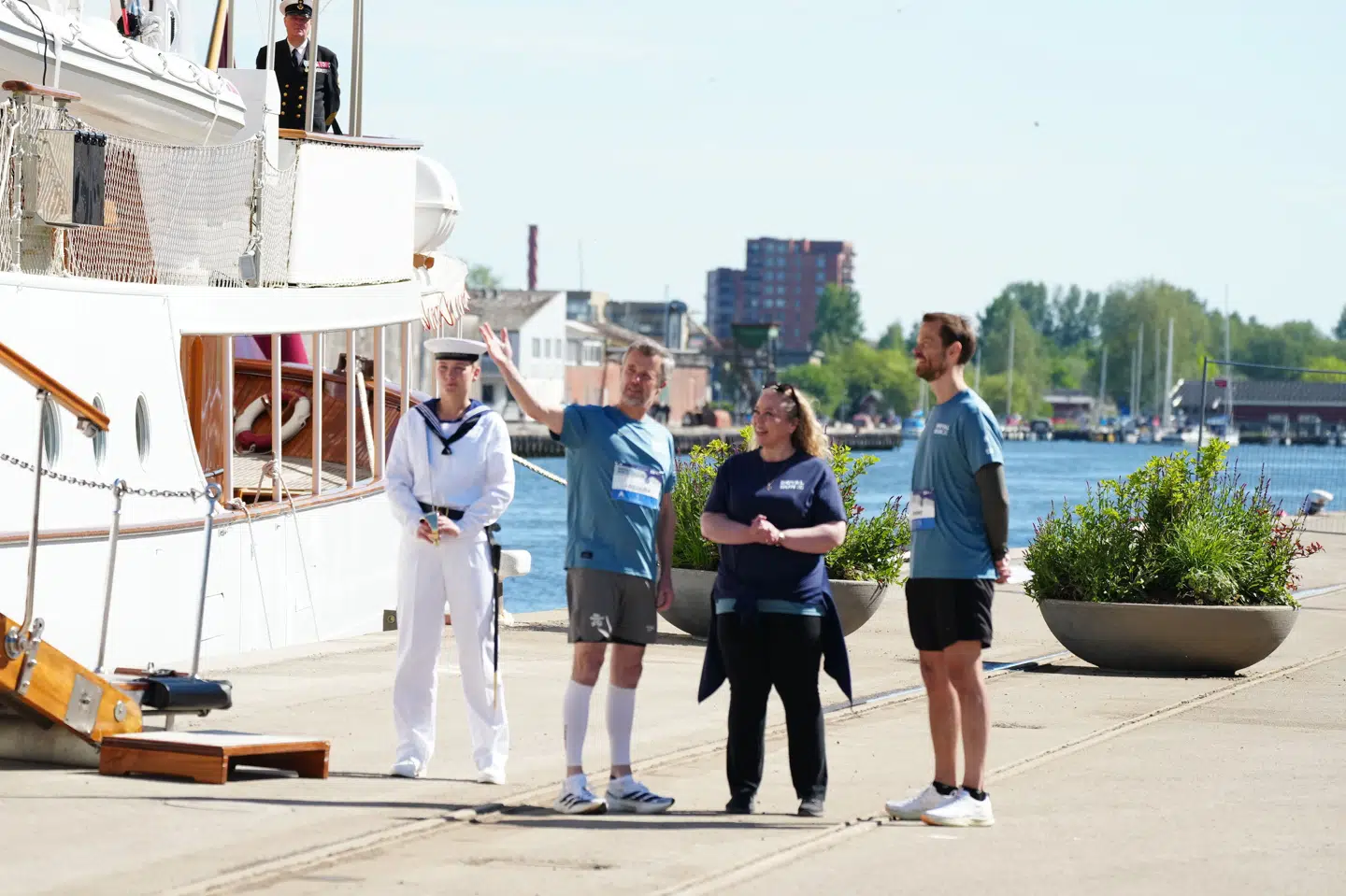 Randers' borgmester Randers Rosa Lykke Yde og psykolog og forfatter Svend Brinkmann byder kong Frederik velkommen i værtsbyen Randers.