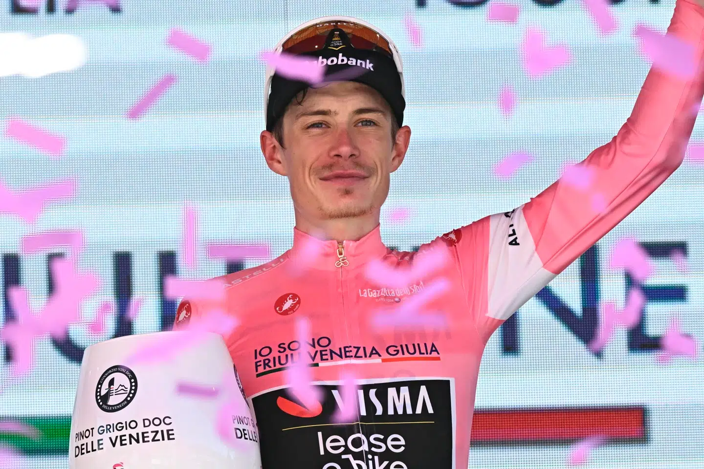 Jonas Vingegaard fører lige nu Giro d'Italia, hvor han overtog den lyserøde førertrøje efter 14. etape lørdag.
