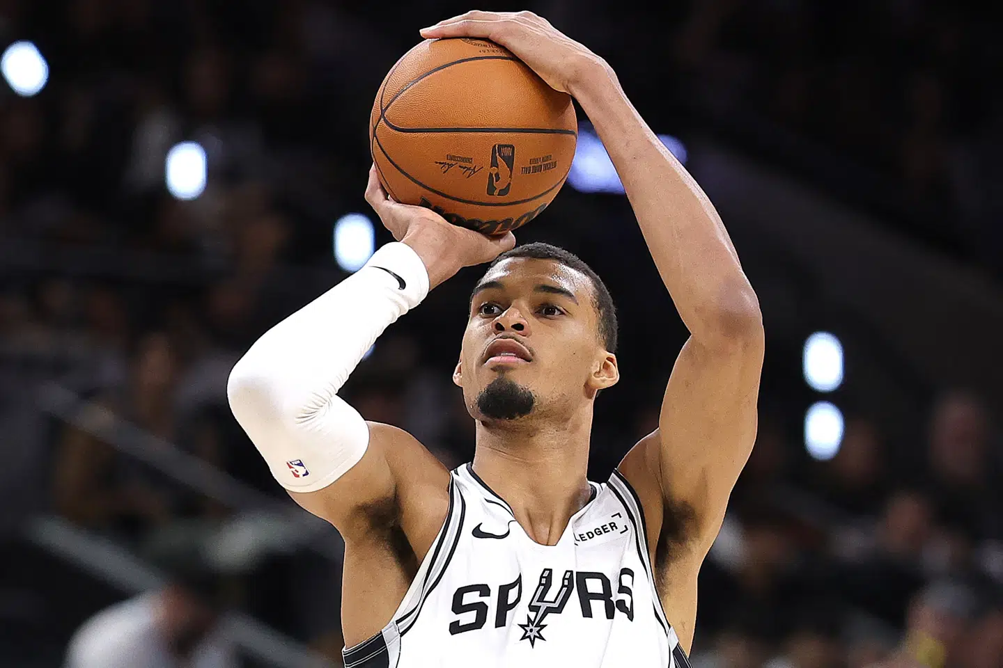 Victor Wembanyama tog stort ansvar for San Antonio Spurs, som vandt over Oklahoma City Thunder og udlignede til 2-2 i kampe i NBA-semifinaleserien.