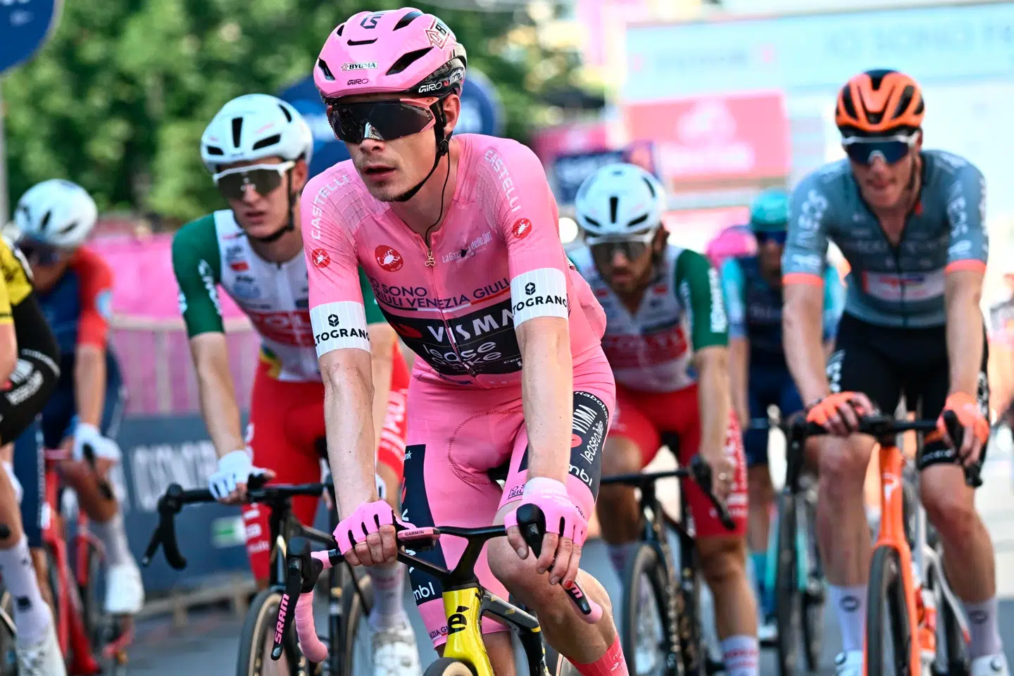 Jonas Vingegaard iført den lyserøde førertrøje i året Giro d'Italia. Ifølge landstræner Michael Mørkøv er der gode chancer for, at vi til efteråret får ham at se i den danske landsholdstrøje.