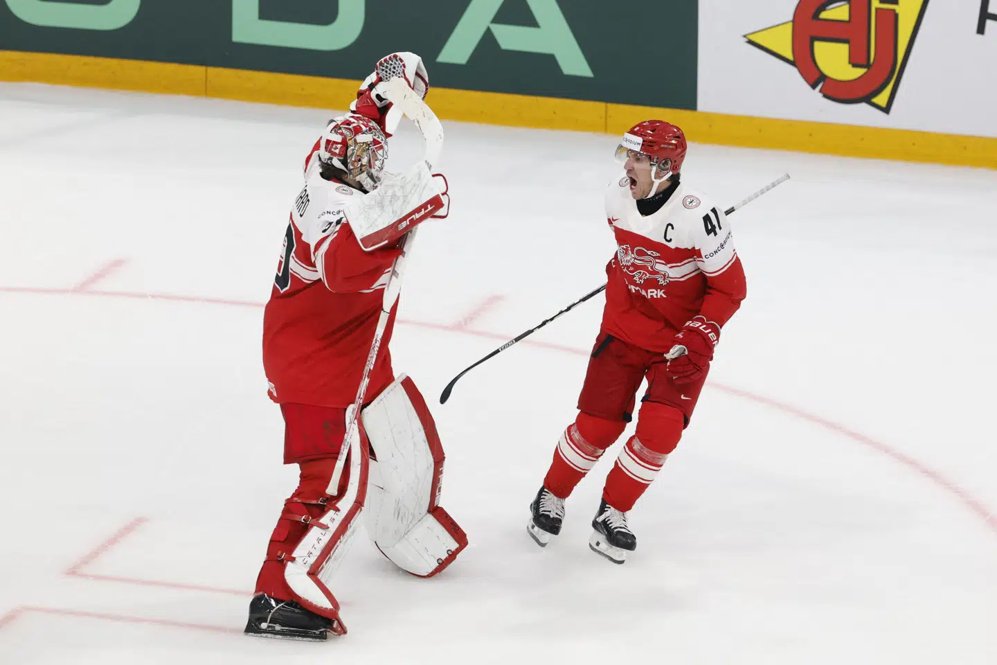 Jesper Jensen Aabo (til højre) kunne fejre en sejr i sin rekordkamp, hvor Danmark med stort besvær slog Italien efter straffeslag.