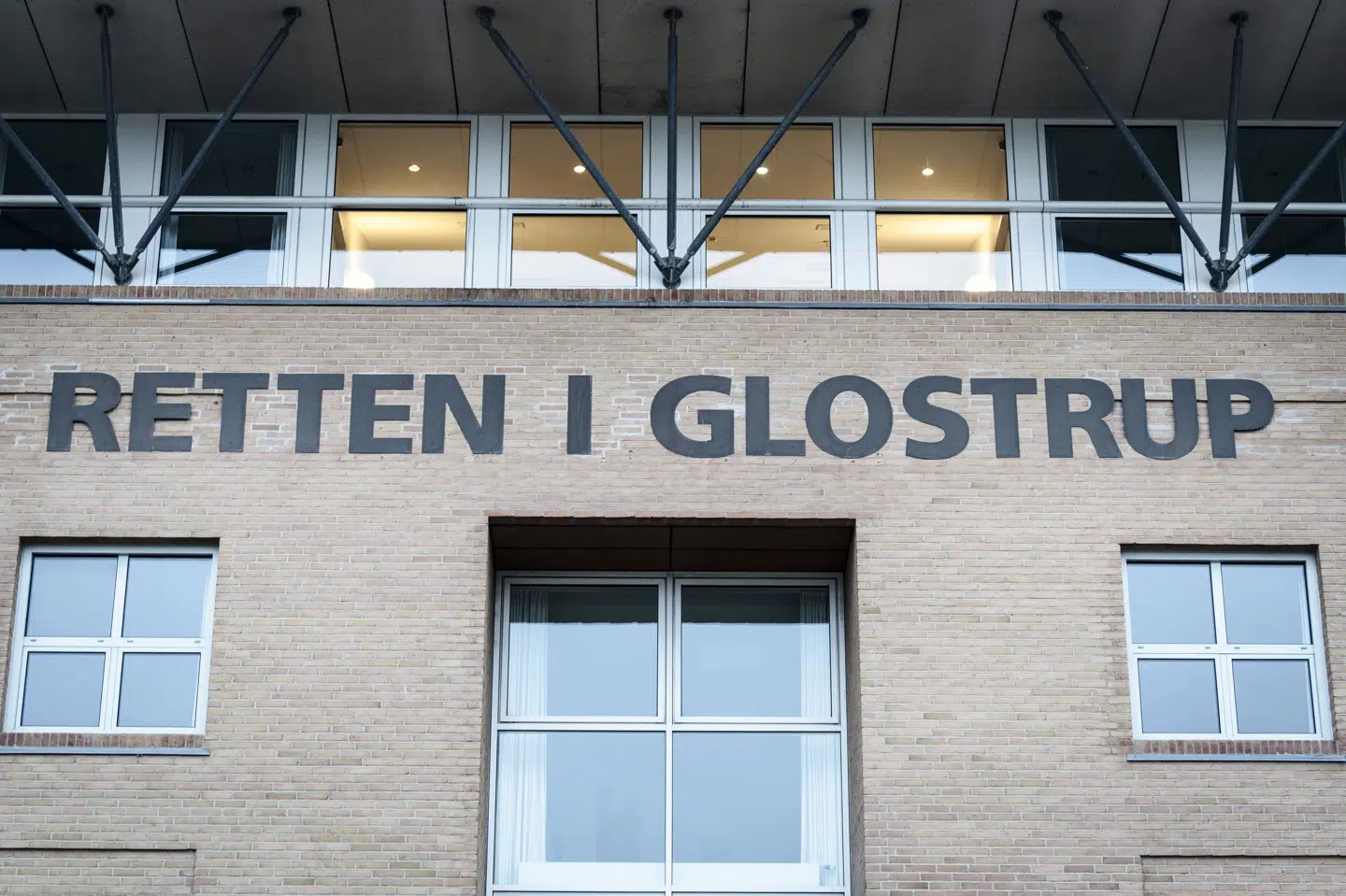 En dommer ved Retten i Glostrup har mandag varetægtsfængslet en 32-årig mand for voldtægt af en 18-årig pige. De mødte hinanden på en bytur. (Arkivfoto).