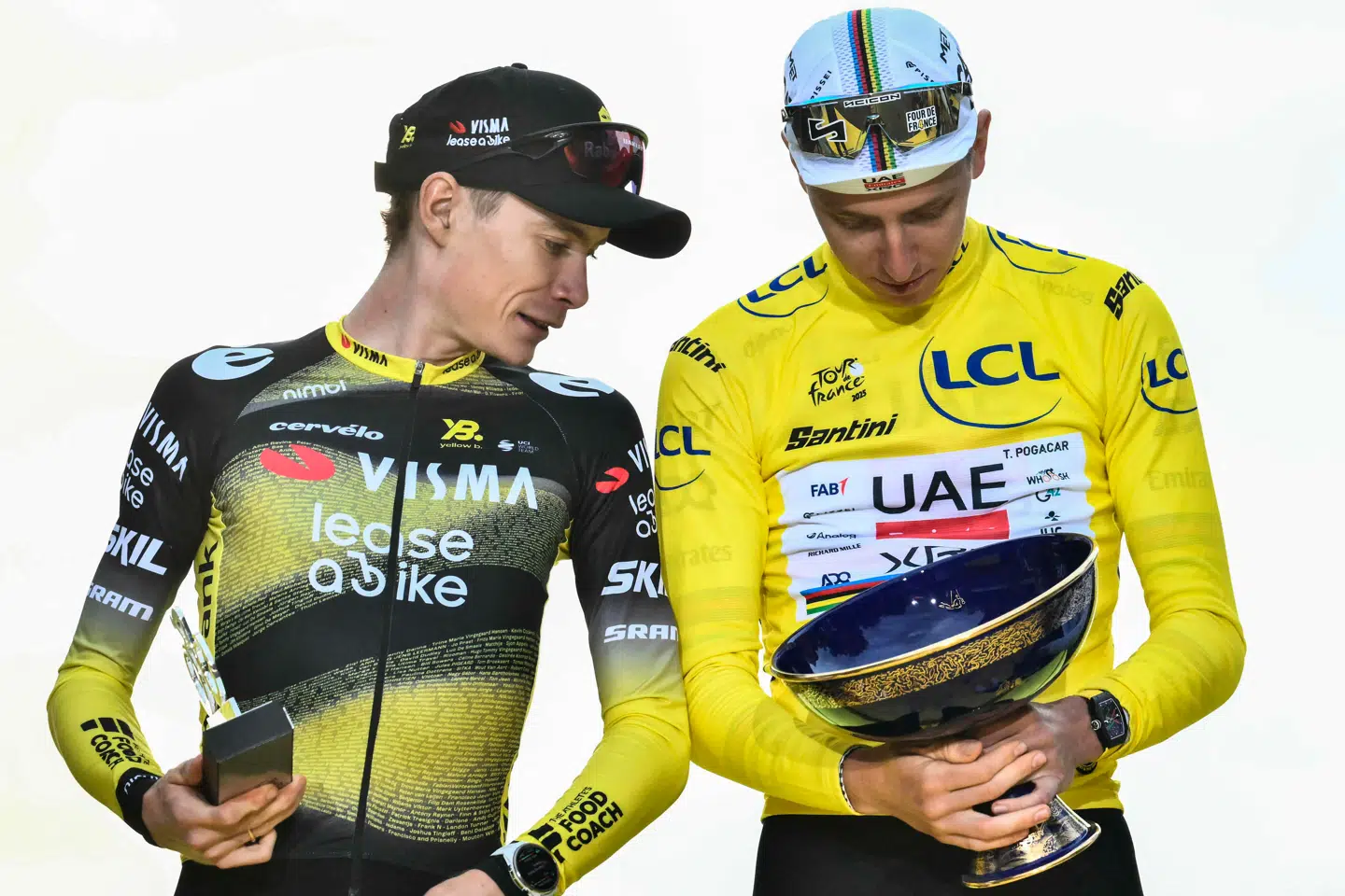 Jonas Vingegaard (tv.) og Tadej Pogacar (th.) har hvert år siden 2021 stået på de to øverste trin på podiet i Paris. Indtil