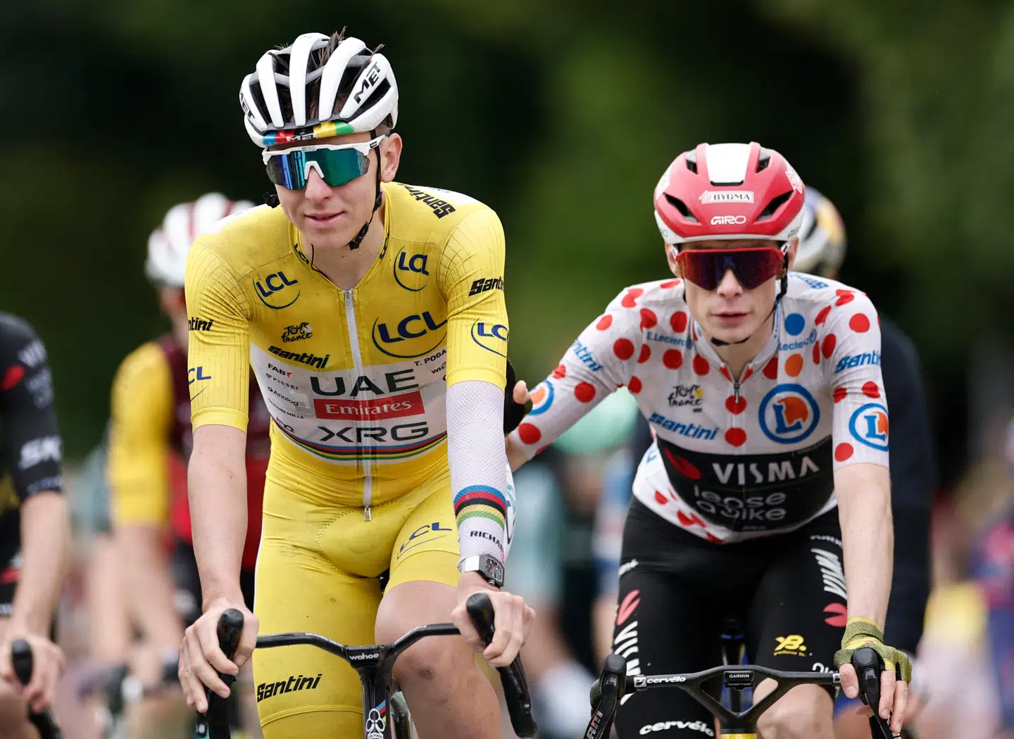 Til sommer skal Tadej Pogacar (tv.) og Jonas Vingegaard (th.) for sjette gang konkurrere mod hinanden i Tour de France.