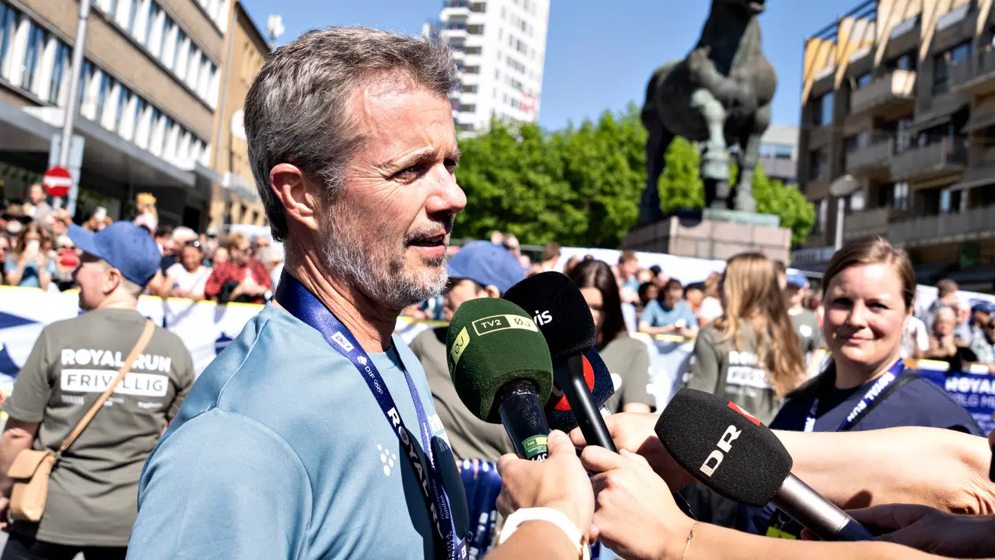 Kong Frederik talte med pressen, da han kom over målstregen efter sin one mile i Randers til årets Royal Run.