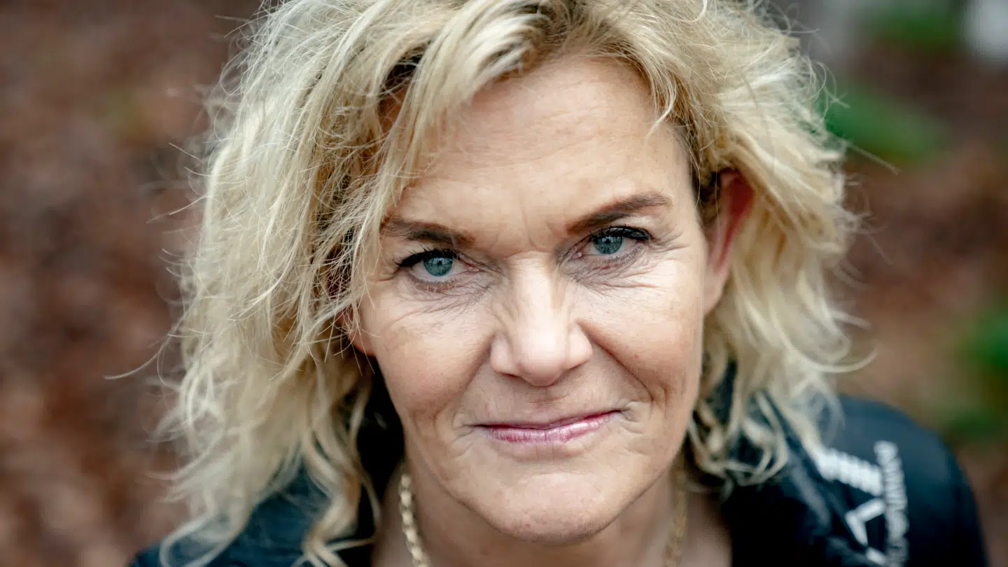 Tv-lægen Charlotte Bøving vurderer den blodansamling, dronning Margrethe er indlagt med.