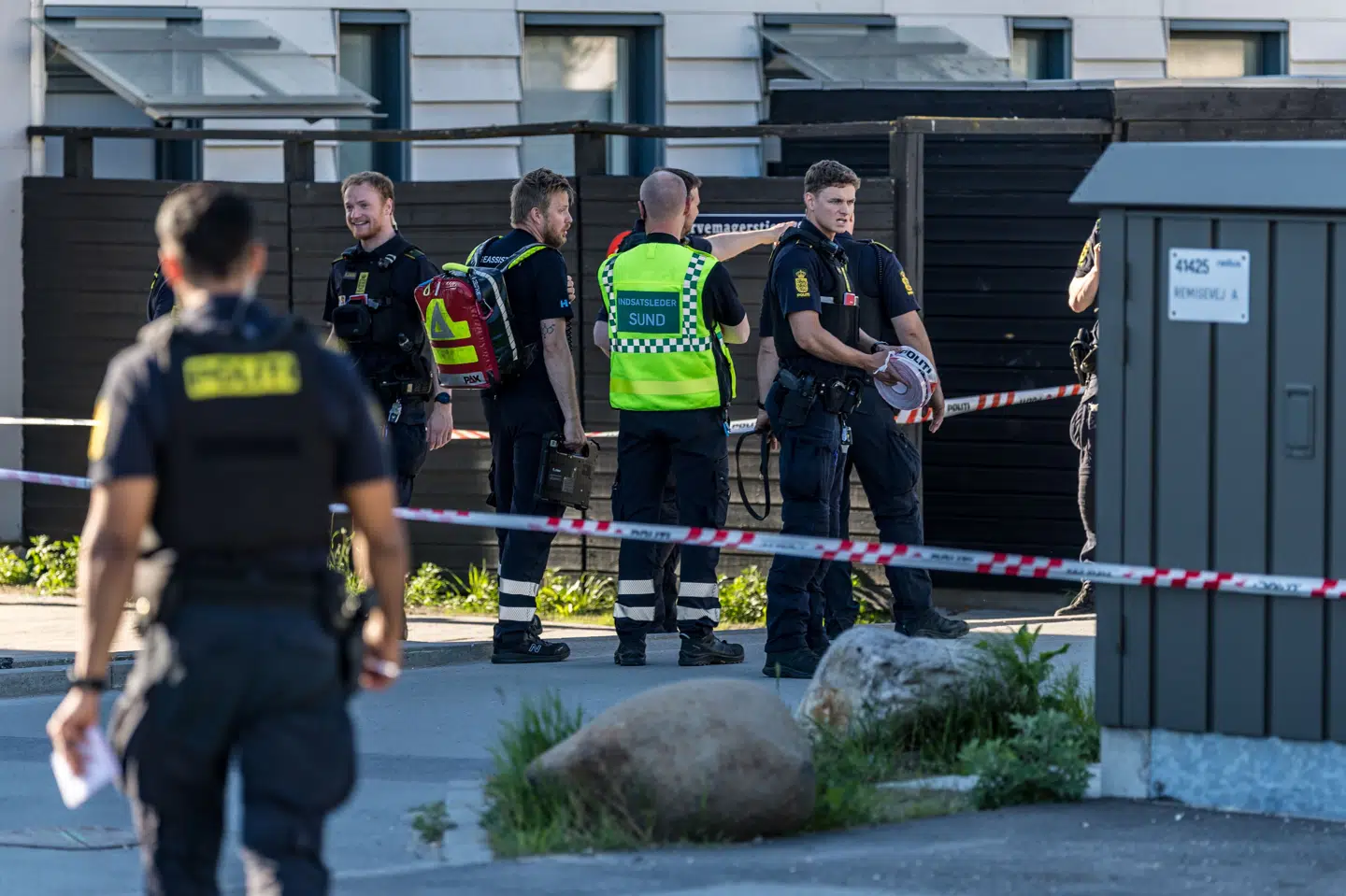 Københavns Politi er mandag aften talstærkt til stede efter en eksplosion på Kurvemagerstien på Amager.